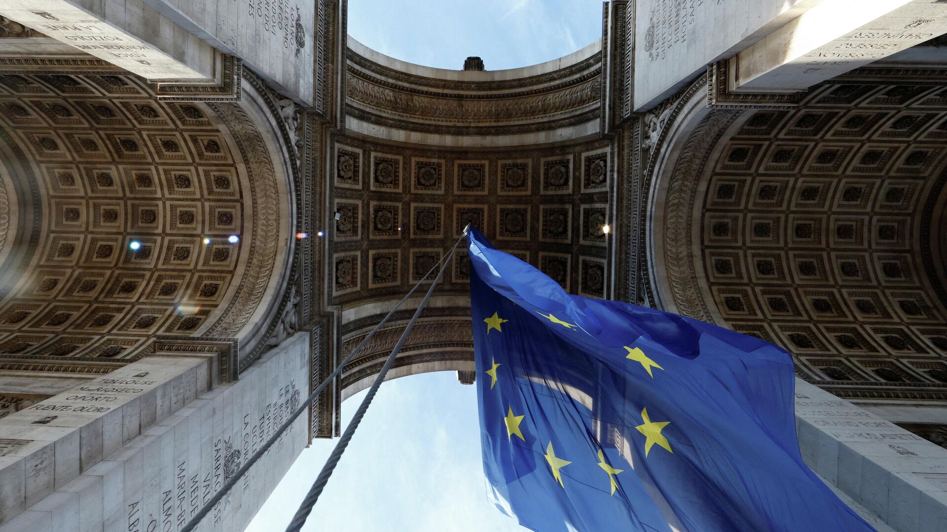 Флаг ЕС под Триумфальной аркой в Париже - РИА Новости, 1920, 29.01.2022