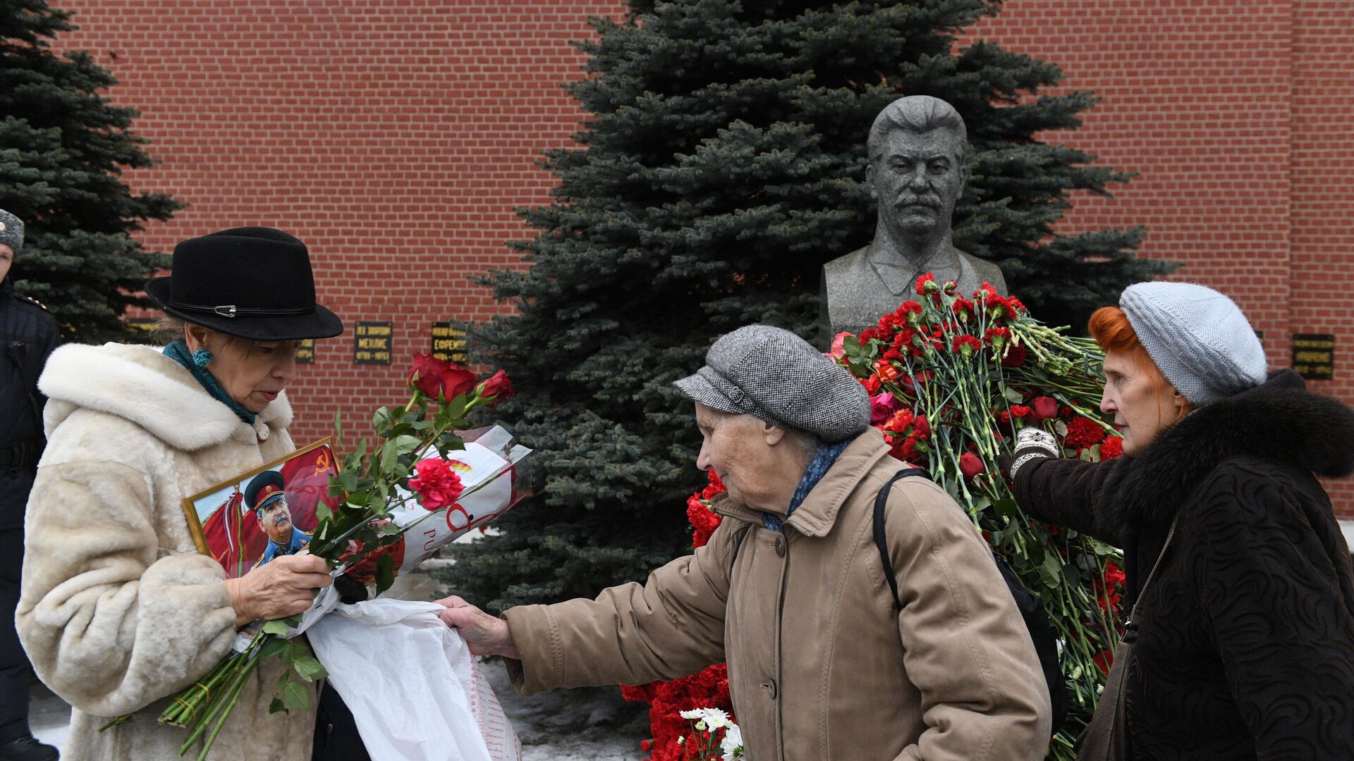 Участники церемонии возложения венков и цветов к месту захоронения Иосифа Виссарионовича Сталина у Кремлевской стены - РИА Новости, 1920, 03.01.2022