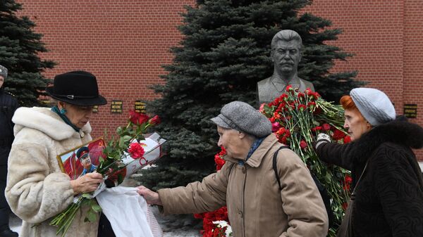 Участники церемонии возложения венков и цветов к месту захоронения Иосифа Виссарионовича Сталина у Кремлевской стены