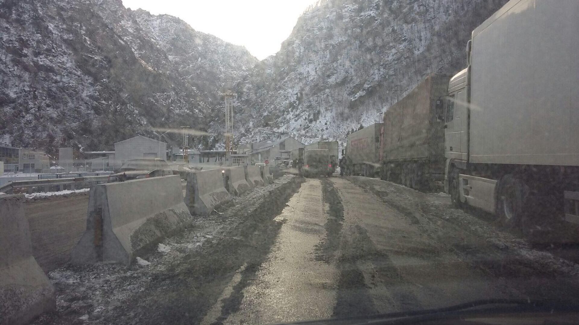 На Военно-Грузинской дороге застряли 340 фур