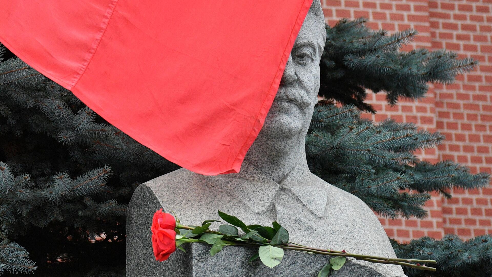 Бюст Иосифа Сталина у его мемориального захоронения у Кремлевской стены - РИА Новости, 1920, 23.02.2024