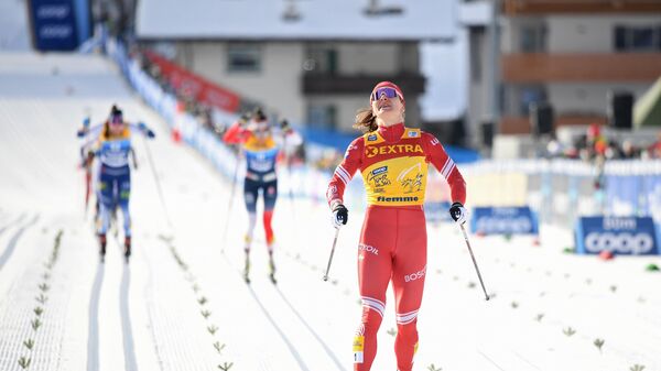 Наталья Непряева (Россия) на финише дистанции масс-старта классическим стилем на соревнованиях среди женщин по лыжным гонкам Тур де Ски в Валь-ди-Фьемме.