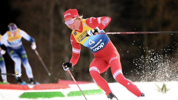 Татьяна Сорина (Россия) на дистанции масс-старта классическим стилем на соревнованиях среди женщин по лыжным гонкам Тур де Ски в Валь-ди-Фьемме.
