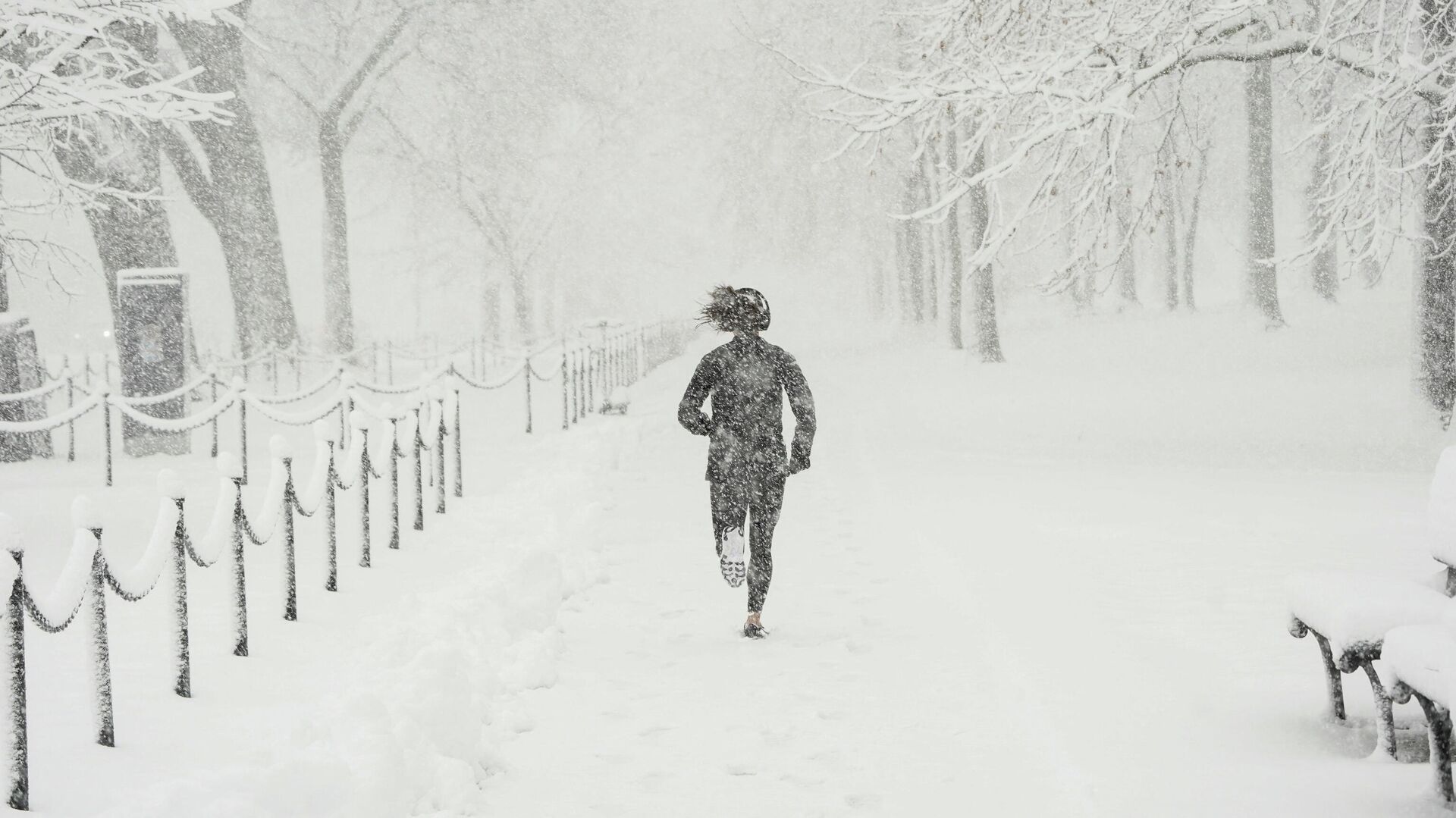 Человек занимается бегом во время снегопада в США - РИА Новости, 1920, 29.01.2022