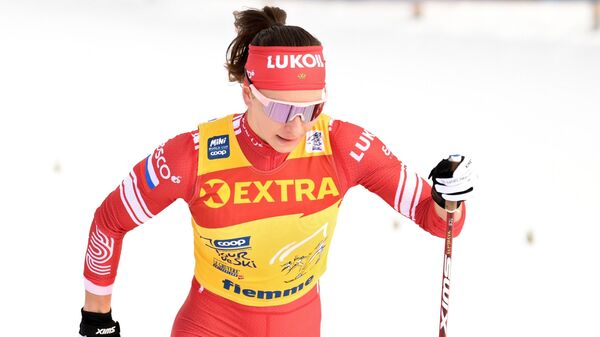 Наталья Непряева (Россия) на дистанции масс-старта классическим стилем на соревнованиях среди женщин по лыжным гонкам Тур де Ски в Валь-ди-Фьемме.