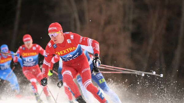 Александр Большунов (Россия) на дистанции масс-старта классическим стилем на соревнованиях среди мужчин по лыжным гонкам Тур де Ски в Валь-ди-Фьемме.