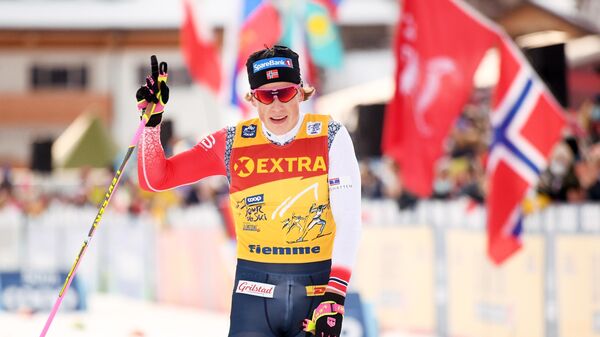 Йоханнес Клебо (Норвегия) на финише дистанции масс-старта классическим стилем на соревнованиях среди мужчин по лыжным гонкам Тур де Ски в Валь-ди-Фьемме.