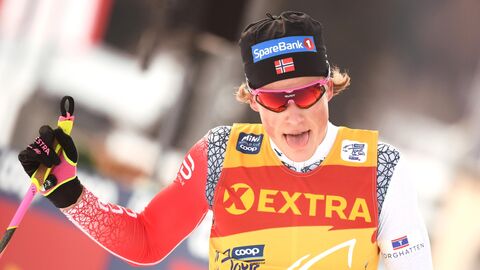 Йоханнес Клебо (Норвегия) на финише дистанции масс-старта классическим стилем на соревнованиях среди мужчин по лыжным гонкам Тур де Ски в Валь-ди-Фьемме.