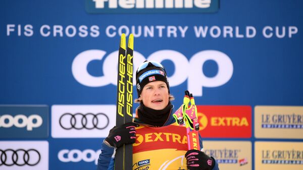 Призер масс-старта классическим стилем на соревнованиях среди мужчин по лыжным гонкам Тур де Ски в Валь-ди-Фьемме Йоханнес Клебо (Норвегия) - золотая медаль на церемонии награждения.