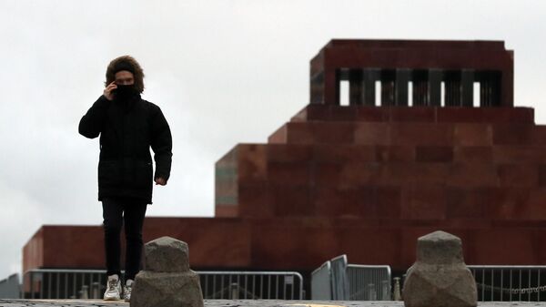 Посетитель на Красной площади у Мавзолея Владимира Ленина