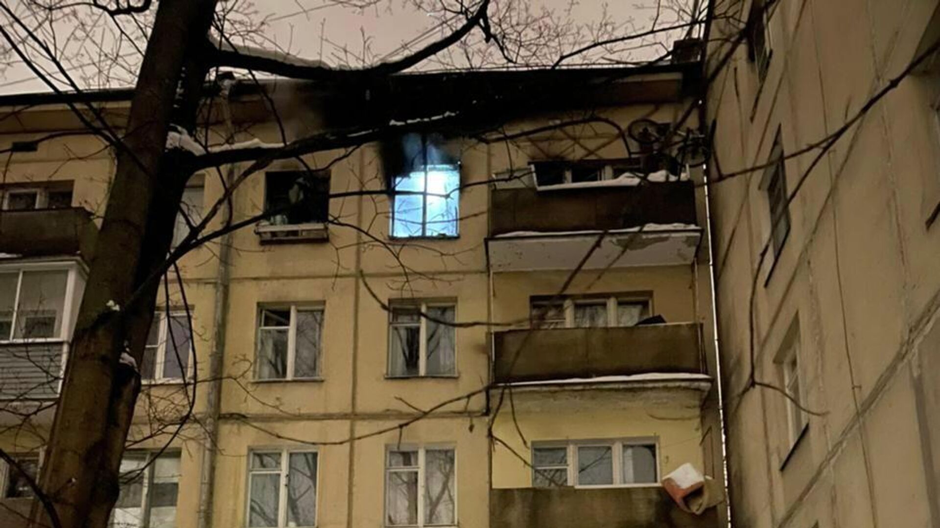 На месте пожара в квартире в районе Царицыно, Москва - РИА Новости, 1920, 04.01.2022