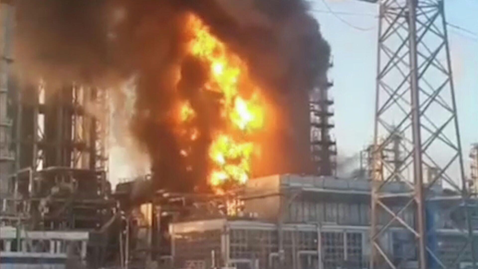 Пожар на нефтеперерабатывающем заводе в Тюмени - РИА Новости, 1920, 04.01.2022
