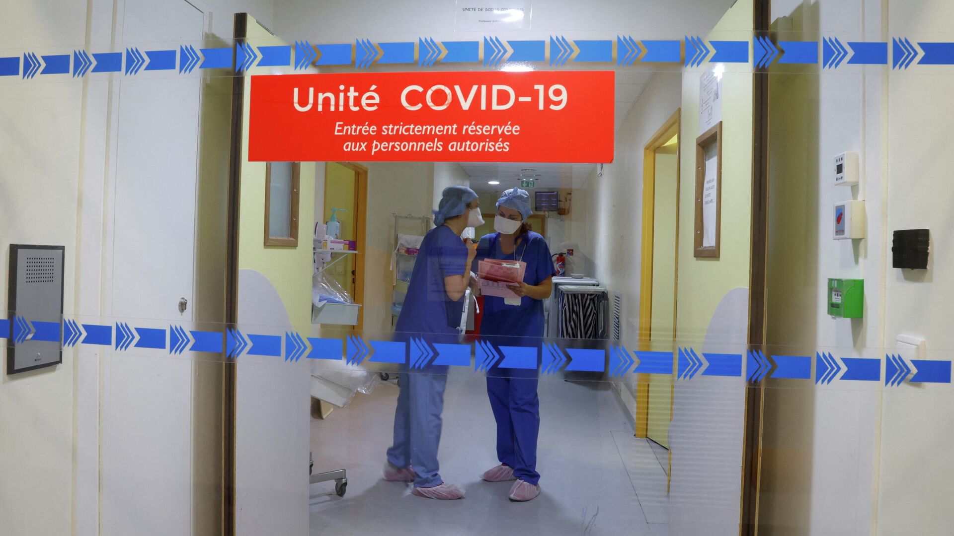 Медицинские работники в отделении для пациентов с COVID-19 в больнице в Марселе, Франция - РИА Новости, 1920, 12.01.2022