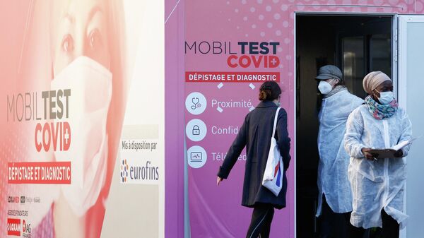 Мобильный пункт тестирования на коронавирус (COVID-19) в Париже, Франция
