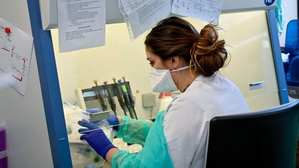 Специалист Института инфекционных заболеваний (IHU) во время работы в лаборатории