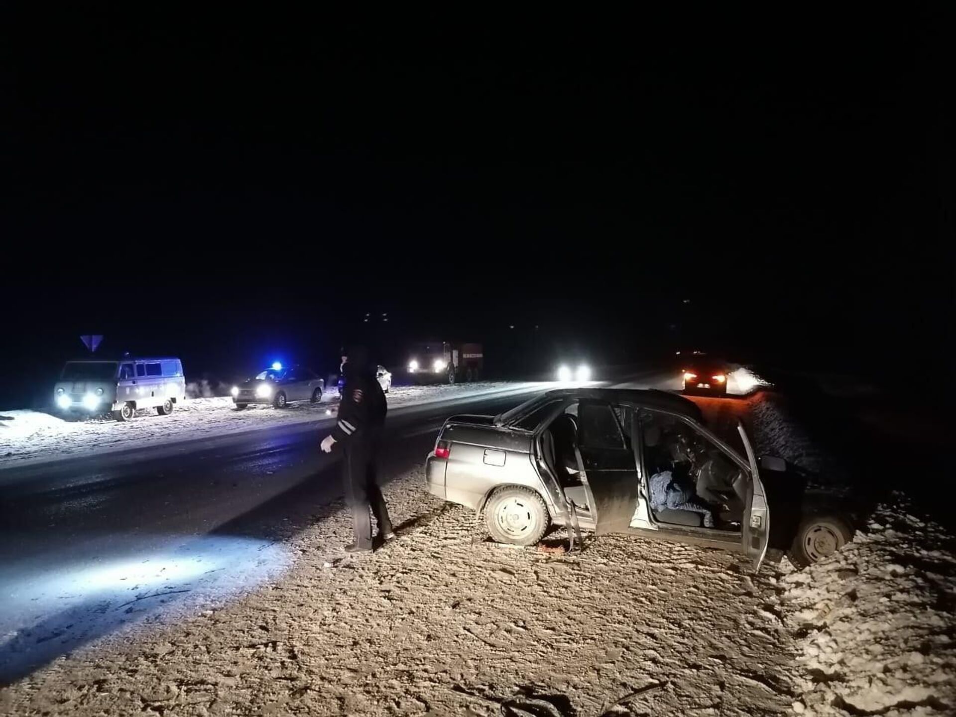 Один человек погиб при столкновении двух автомобилей в Свердловской области  - РИА Новости, 04.01.2022