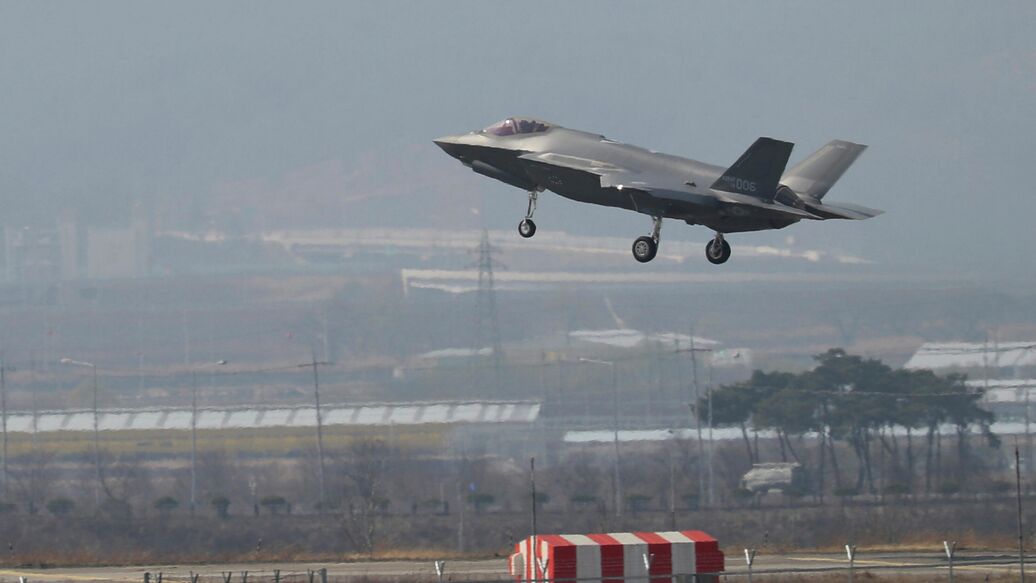 © AP Photo / Newsis/Kang Jong-min<br>Истребитель на авиабазе в Южной Корее. Архивное фото