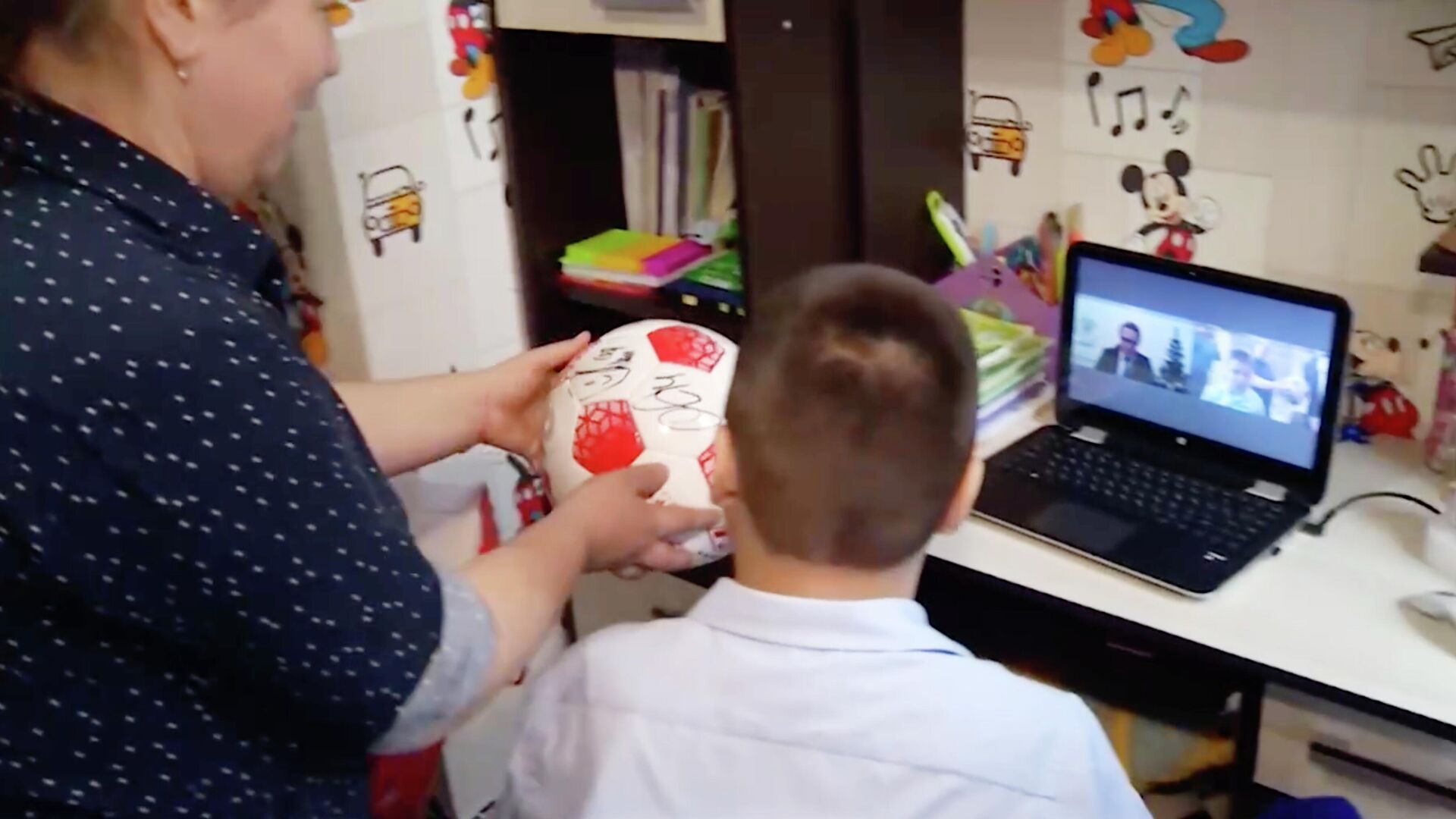 Мансур Сарсенбаев из Астраханской области во время разговора с Министром здравоохранения Михаилом Мурашко в рамках акции Елка желаний. Кадр видео - РИА Новости, 1920, 04.01.2022