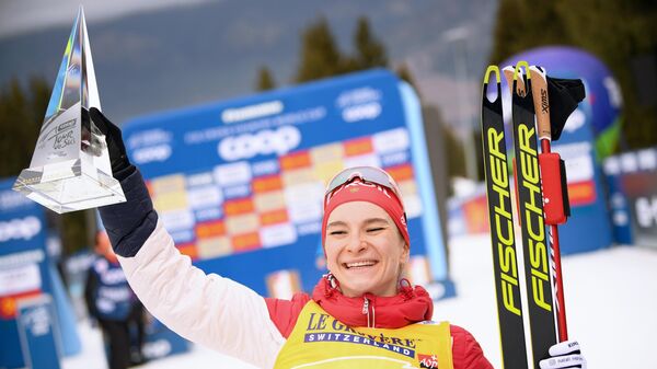 Наталья Непряева (Россия), завоевавшая 1-е место в общем зачете на соревнованиях по лыжным гонкам Тур де Ски среди женщин в итальянском Валь-ди-Фьемме, на церемонии награждения. 
