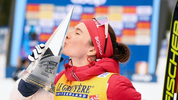 Наталья Непряева, завоевавшая 1-е место в общем зачете на соревнованиях по лыжным гонкам Тур де Ски среди женщин