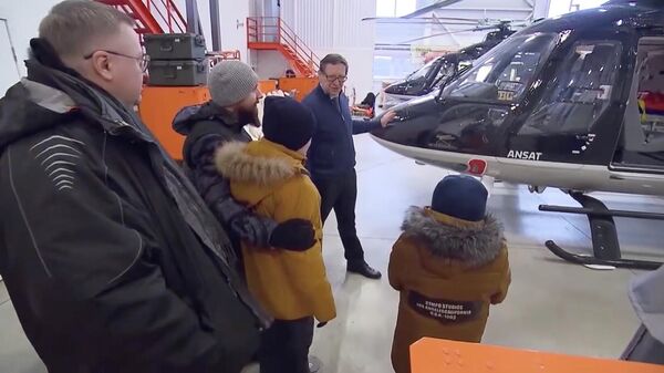 Вице-премьер Алексей Оверчук исполнил мечту мальчика из Рязанской области полетать на вертолете