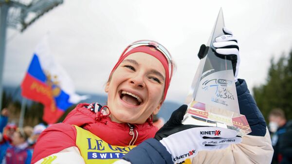 Наталья Непряева (Россия), завоевавшая 1-е место в общем зачете на соревнованиях по лыжным гонкам Тур де Ски среди женщин в итальянском Валь-ди-Фьемме, на церемонии награждения. 