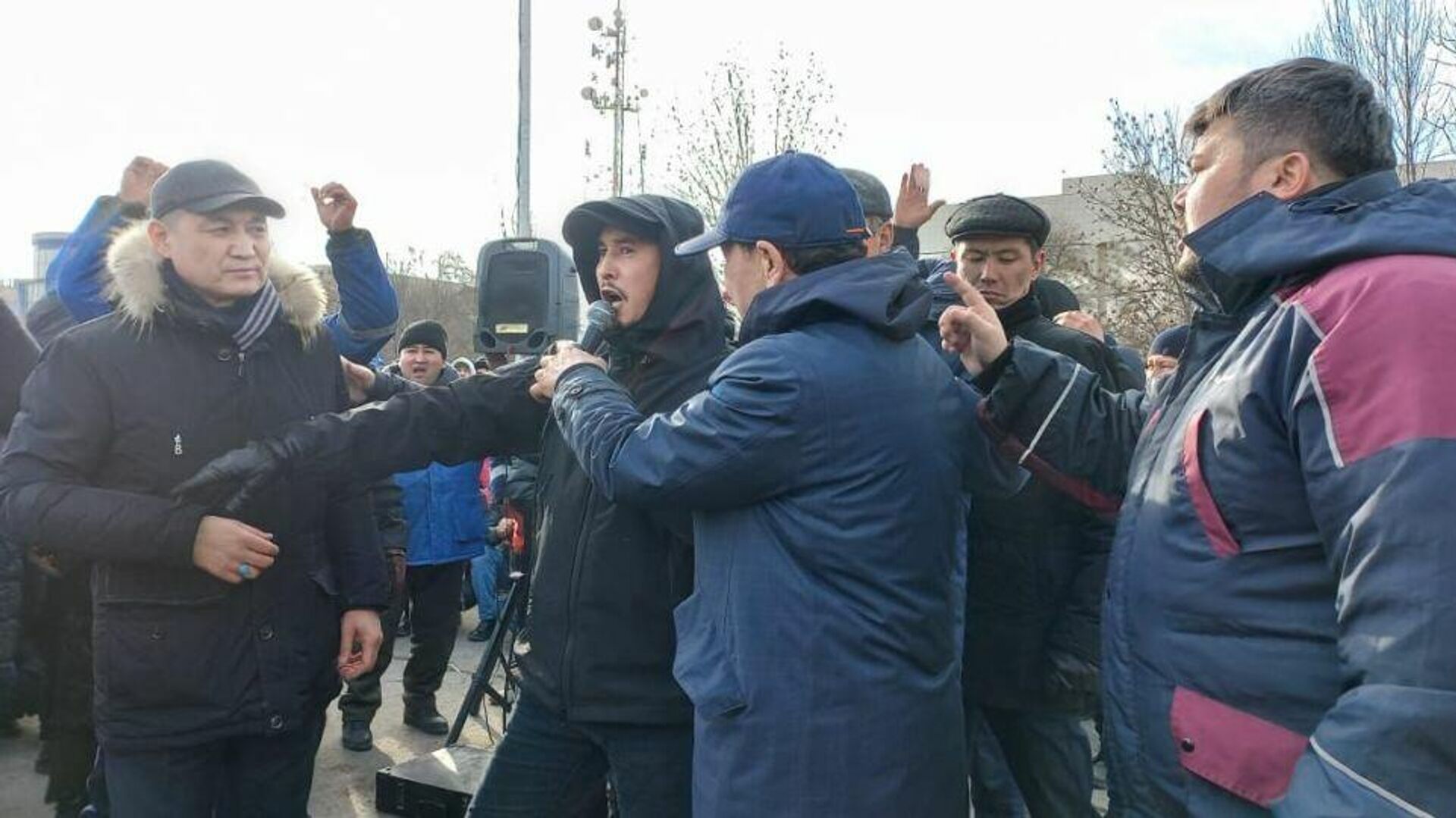 В Алма-Ате происходят столкновения митингующих с силовиками