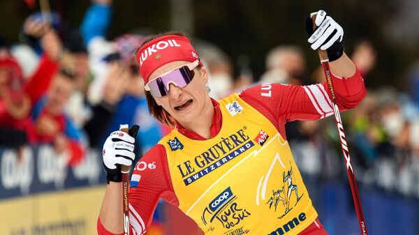 Наталья Непряева (Россия) на финише масс-старта на 10 км свободным стилем среди женщин на соревнованиях по лыжным гонкам Тур де Ски в итальянском Валь-ди-Фьемме. 
