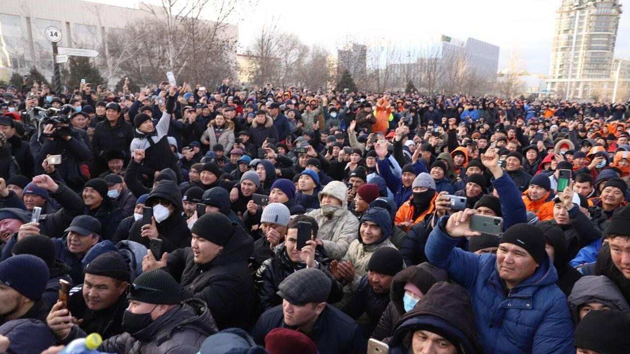 Активисты на площади Ынтымак в Актау во время встречи с правительственной комиссией - РИА Новости, 1920, 04.01.2022