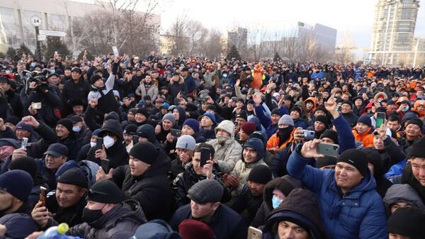 Активисты на площади Ынтымак в Актау во время встречи с правительственной комиссией