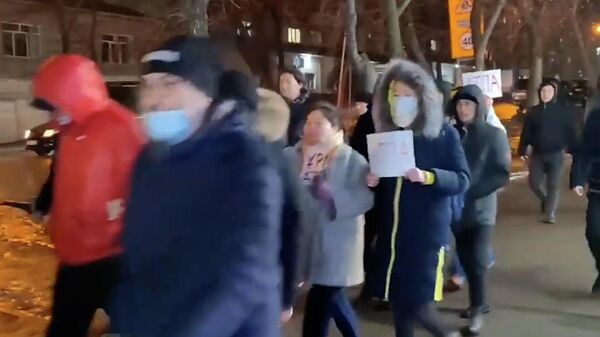 Толпы людей скандируют лозунги на митингах в Казахстане 