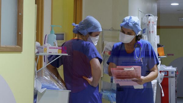 Медицинский персонал в отделении интенсивной терапии в госпитале в Марселе