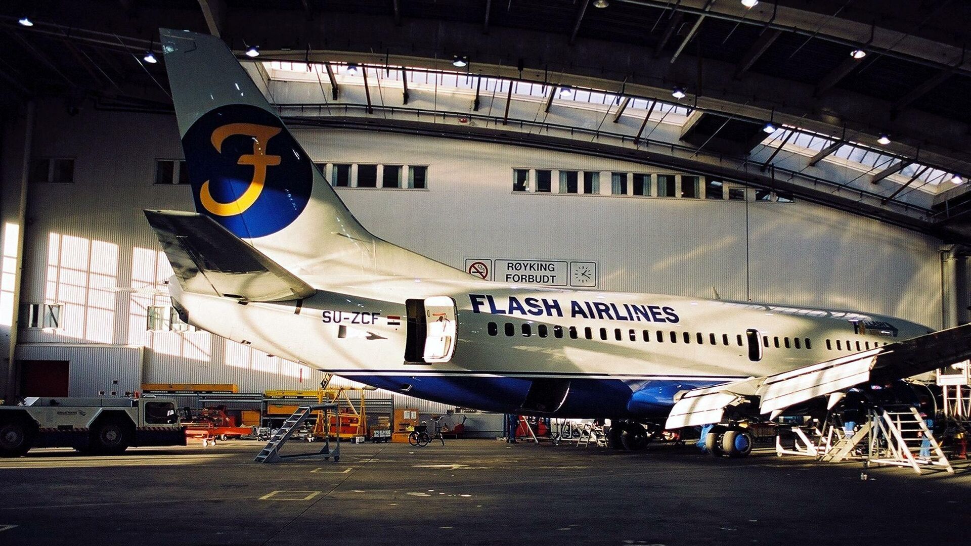 Боинг 737 авиакомпании Flash Airlines, разбившийся в январе 2004,  во время техобслуживания в аэропорту Норвегии - РИА Новости, 1920, 04.01.2022