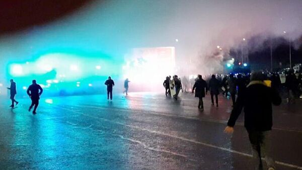 Полиция применила светошумовые гранаты во время митинга в Алма-Ате. Кадр видео