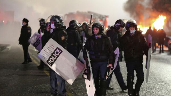 Сотрудники полиции во время акции протеста против повышения цен на газ в Алма-Ате, Казахстан