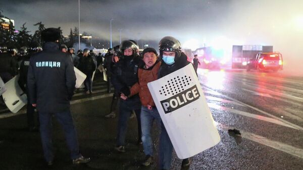 Полиция задерживает протестующего против повышения цен на газ в Алма-Ате, Казахстан