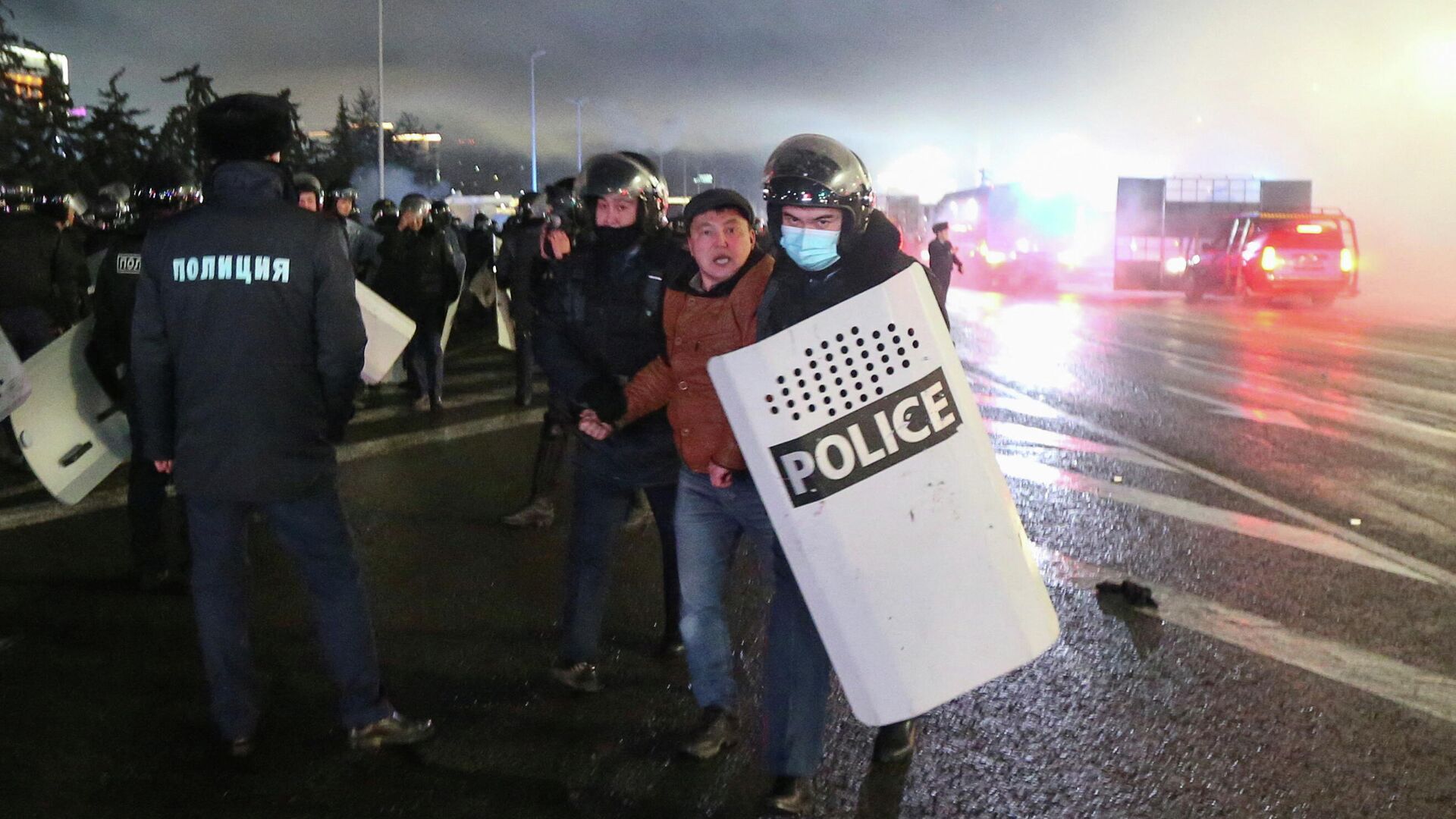 Полиция задерживает протестующего против повышения цен на газ в Алма-Ате, Казахстан - РИА Новости, 1920, 05.01.2022