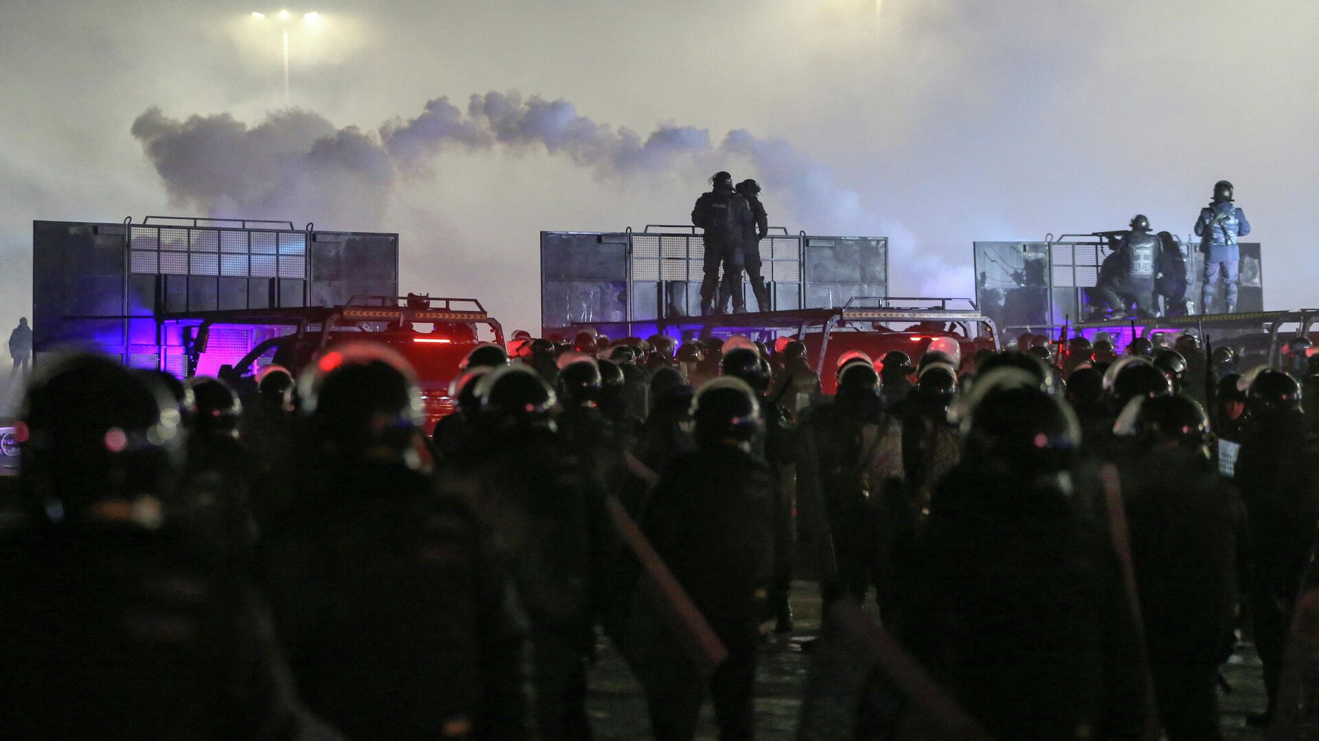 Сотрудники полиции во время акции протеста против повышения цен на газ в Алма-Ате, Казахстан - РИА Новости, 1920, 08.01.2022