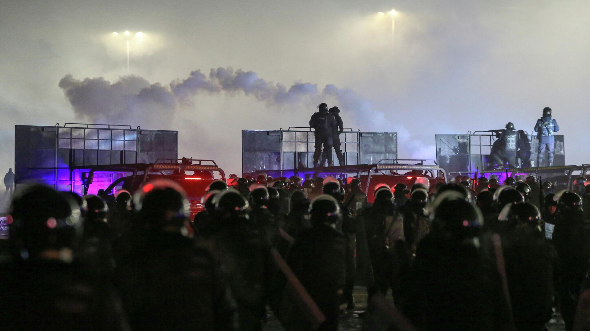 Сотрудники полиции во время акции протеста против повышения цен на газ в Алма-Ате, Казахстан - РИА Новости, 1920, 08.01.2022