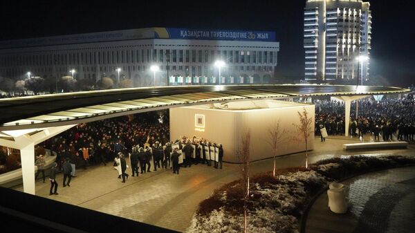 Полиция и протестующие против повышения цен на газ в Алма-Ате, Казахстан