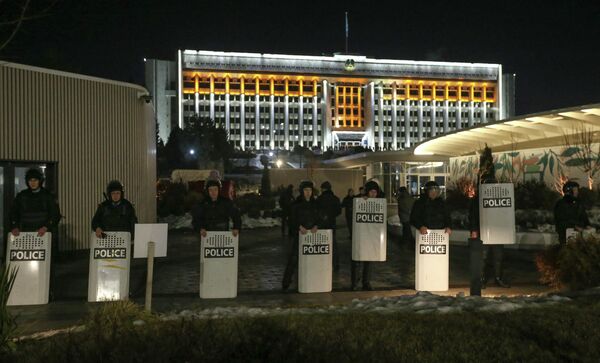 Сотрудники полиции во время акции протеста против повышения цен на газ в Алма-Ате, Казахстан