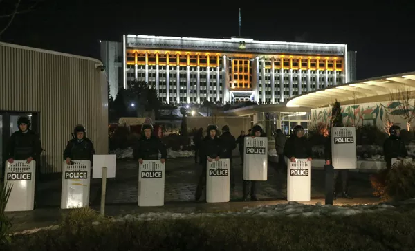 Сотрудники полиции во время акции протеста против повышения цен на газ в Алма-Ате, Казахстан Сотрудники полиции во время акции протеста против повышения цен на газ в Алма-Ате, Казахстан