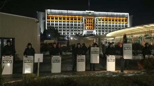 Αστυνομικοί κατά τη διάρκεια διαμαρτυρίας κατά της αύξησης των τιμών του φυσικού αερίου στο Αλμάτι του Καζακστάν