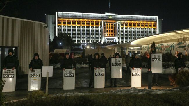 Сотрудники полиции во время акции протеста против повышения цен на газ в Алма-Ате, Казахстан