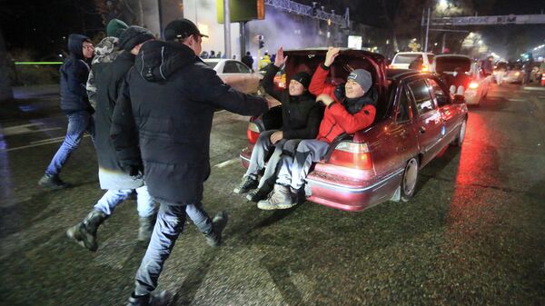 Участники акции протеста против повышения цен на газ в Алма-Ате, Казахстан