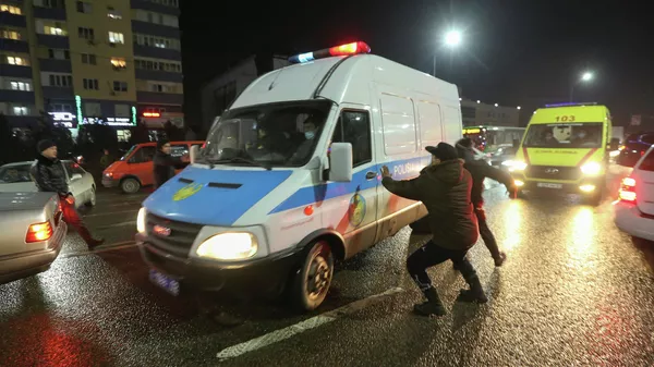 Συμμετέχοντες σε μια διαμαρτυρία κατά της αύξησης των τιμών του φυσικού αερίου στο Αλμάτι του Καζακστάν