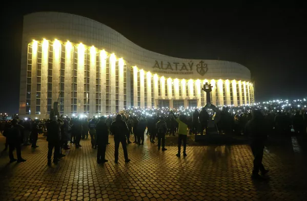 Участники акции протеста против повышения цен на газ в Алма-Ате, Казахстан