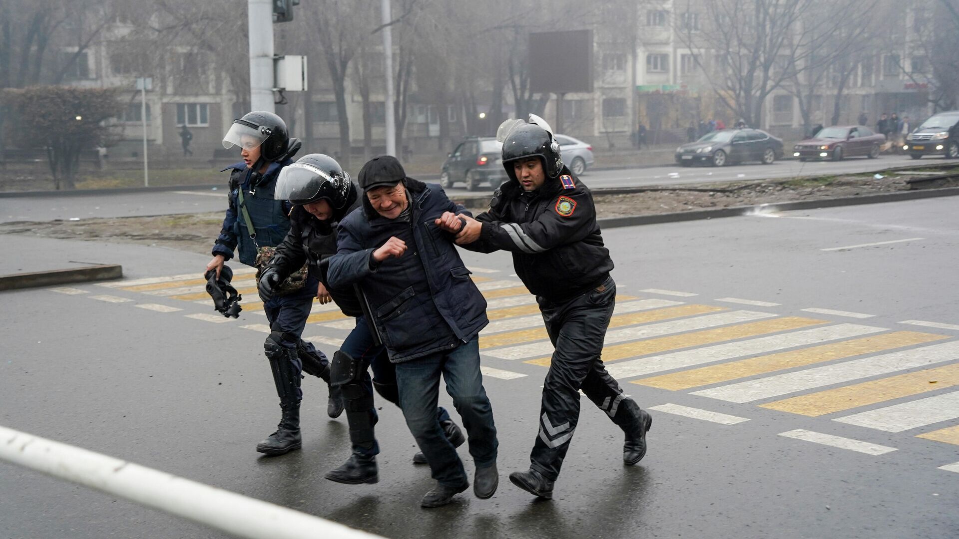 Сотрудники полиции задерживают участника акции протеста в Алма-Ате, Казахстан - РИА Новости, 1920, 05.01.2022