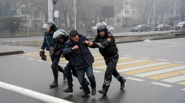 Αστυνομικοί συνέλαβαν έναν διαδηλωτή στο Αλμάτι του Καζακστάν