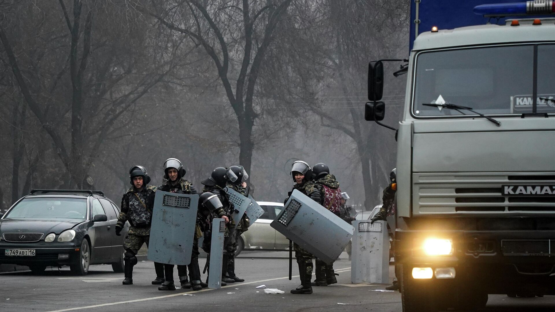 Сотрудники полиции во время акции протеста в Алма-Ате, Казахстан - РИА Новости, 1920, 06.01.2022